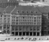 Altmarkt- Westseite von Johannes Rascher, Blick auf die herausgerückte Betonung der Tanzgaststätte Café Prag 1956