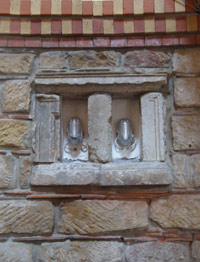 Rundes Tanzhaus, Detail einer Lampe, bestehend aus integrierten Trümmerfragmenten 