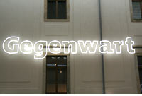 Neon-Kunst: "Gegenwart" im Hof des Neuen Albertinums