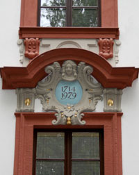 ahreszahlen der Erbauungszeit 1714 und des Sanierungsjahres 1979 in der Kartusche, Bürgerhaus Hauptstraße, Foto: 2014