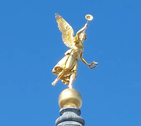 Schwebende Göttin des Künstlerruhmes auf der Kuppel der Dresdner Kunstakademie an der Brühlschen Terrasse