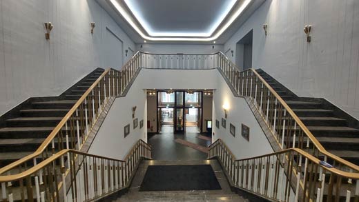 Symmetrische Treppe im Aufgang zum Cafe Prag am Altmarkt Dresden