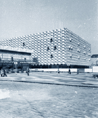 Warenhaus "Centrum"
 - kurz vor der Fertigstellung 1977. Im Vordergrund Brunen (1993 abgerissen)