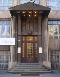 Portal vom Haupteingang des Werksgebäude der Ernemann AG