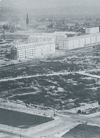 Die ersten Wohnhäuser in der leergeräumten  Innenstadt 1952, vom Rathausturm aufgenommen.