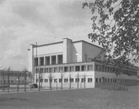 Das Haus 1932 - ohne Schriftzug über dem monumentalen Portal.  Während der Nazizeit gabs dort ein Hakenkreuz.