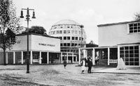 Ausstellung "Die technische Stadt" 1928 - Blick auf den Pavillon "Technische Hochschule" und Kugelhaus