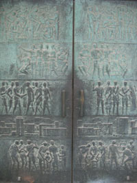 Eine der vier Bronzetüren, die die Geschichte Dresdens aus marxistischer Sicht widerspiegeln. 