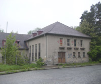 Leerstehendes Schulungsgebäude an der Straße "Zur Wettewarte" - Mai 2004
