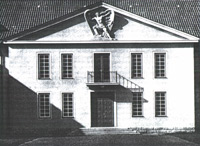 Der Mittelbau des Hörsaalgebäudes mit dem Ikarus ("Der Flieger" von Arno Breker. Aufnahme vor 1945