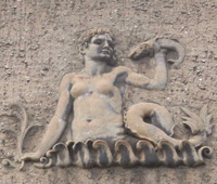 Sachsenbad Dresden 2004 - 20er Jahre Relief eines Fischjungen an der Hauptfassade 